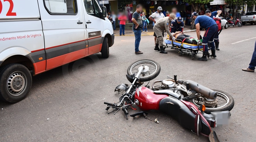 Imagem: 4c45798c 012e 4bed bbd2 5a1b7f856b71 Motociclista fica ferido após invadir preferencial e bater em carro