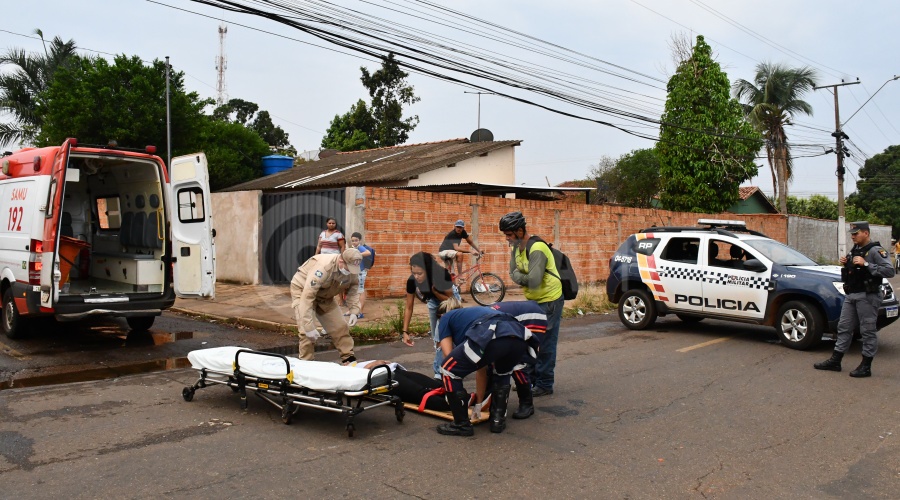 Imagem: A motociclista foi encaminhada para UPA pela equipe do Samu Acidente entre moto e bicicleta deixa mulher ferida no bairro Jardim Europa