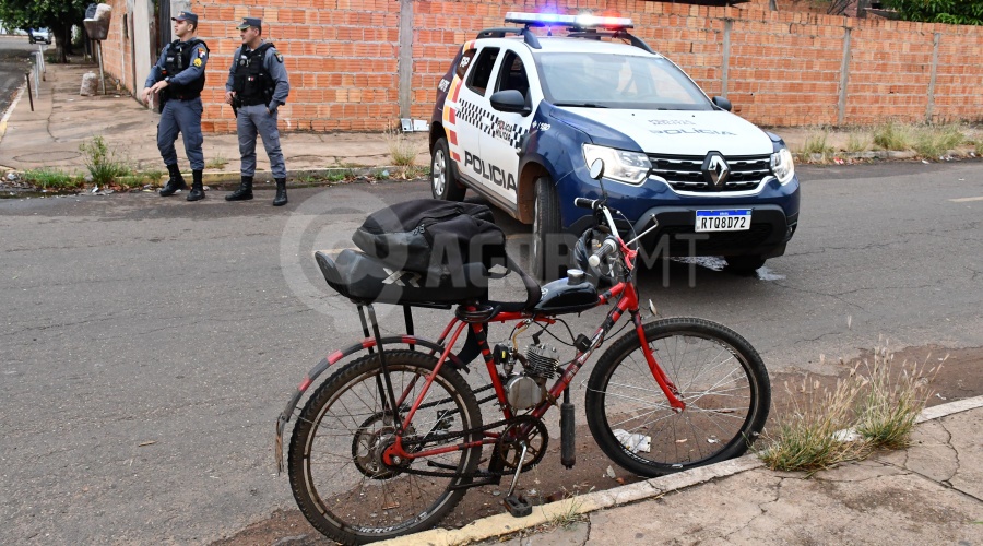 Imagem: Bicleta envolvida no acidente Acidente entre moto e bicicleta deixa mulher ferida no bairro Jardim Europa