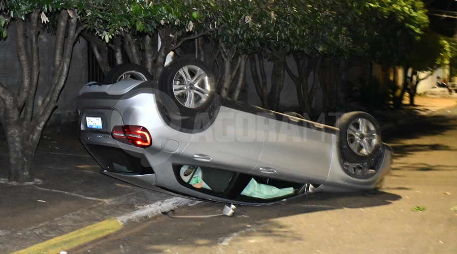 Imagem: Mercedes que invadiu a preferencial Acidente entre dois carros causa capotamento e estudante fica ferido