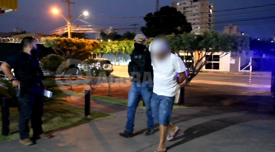 Imagem: Momento em que o autor do crime chega na delegacia DHPP prende em Rondonópolis autor de tentativa de homicídio que atingiu vítima com enxadadas na cabeça