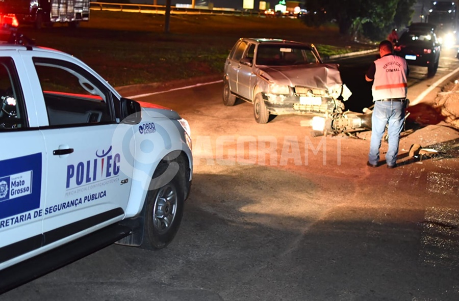 Imagem: Perito no local do acidente Motociclista fica ferida com suspeita de fratura após se envolver em acidente com carro