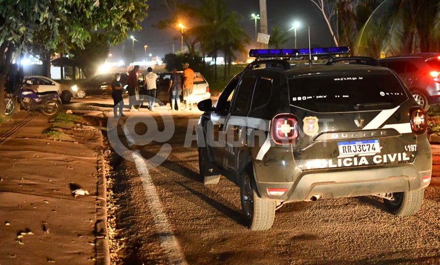 Imagem: Policia Civil no local do acidente Motociclista fica ferida com suspeita de fratura após se envolver em acidente com carro