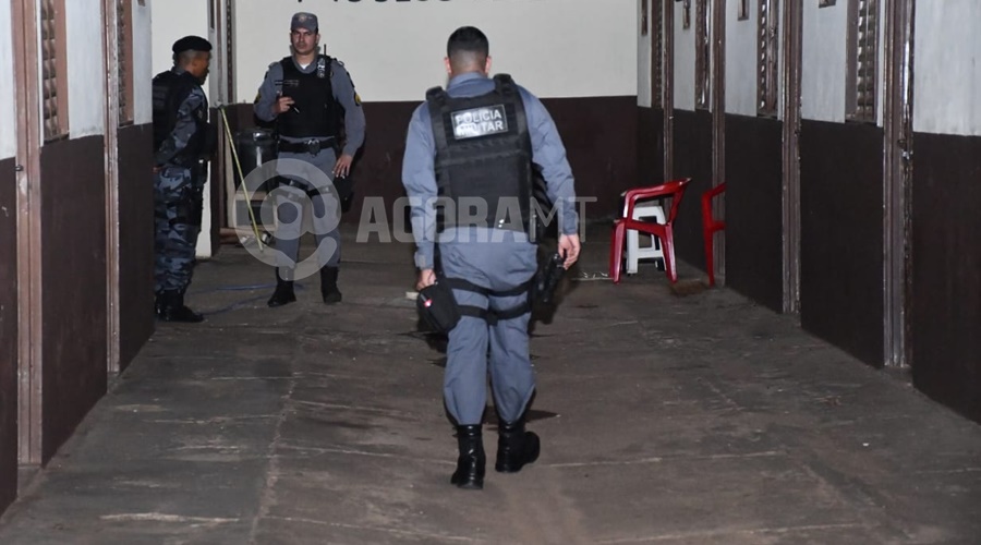 Imagem: Policia Militar no local do crime Três pessoas são executadas com tiros na cabeça dentro de quitinete em Rondonópolis