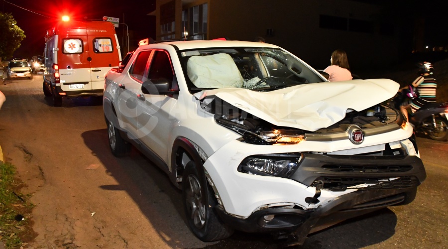 Imagem: Veiculo Fiat Toro que era conduzido pelo motorista alcoolizado Motociclista sofre fratura exposta em acidente e condutor de carro é preso por suspeita de embriaguez e ato obsceno