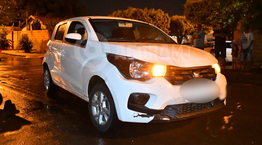 Imagem: Veiculo Fiat Uno que estava na rua preferencial Duas mulheres ficam feridas, após condutora de moto invadir a preferencial e causar acidente