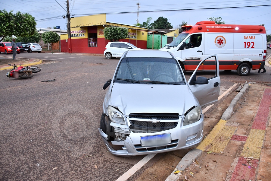 Imagem: Veiculos envolvidos em acidente Mototaxista fica ferido após invadir a preferencial e causar acidente