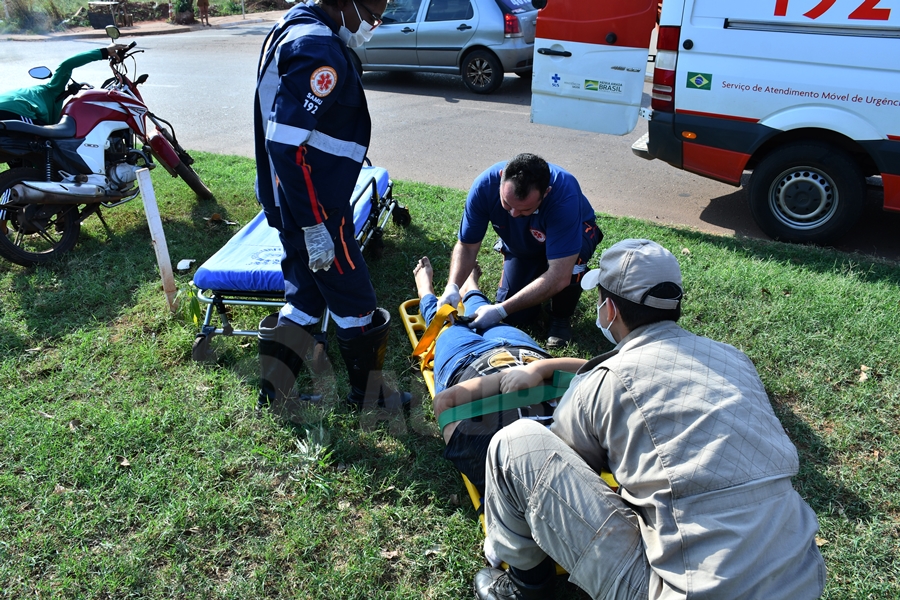 Imagem: Vitima sendo socorrida pela equipe do samu roo Motociclista fica ferida após ser 'fechada' por carro e cair em canteiro central