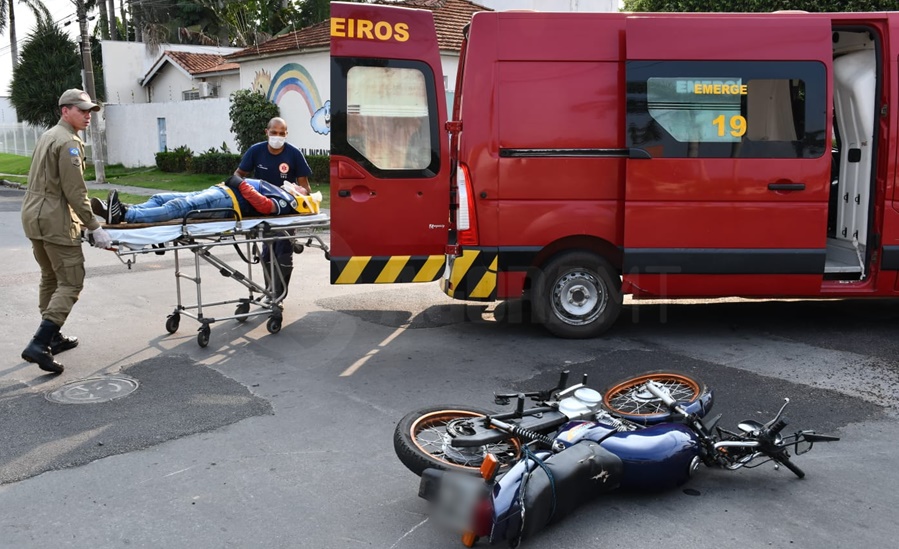 Imagem: acidente cruzamento Menor de 16 anos invade preferencial e acerta mototaxista no Santa Cruz