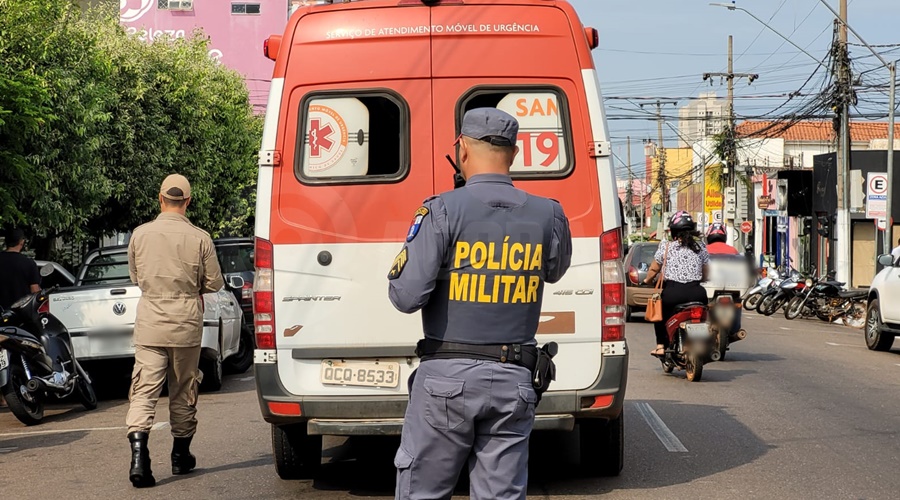 Imagem: b0d49f7d b82e 4a99 aac4 0c9aa955a211 Adolescente fica ferido após bater na traseira de veículo enquanto passava por 'corredor' entre carros