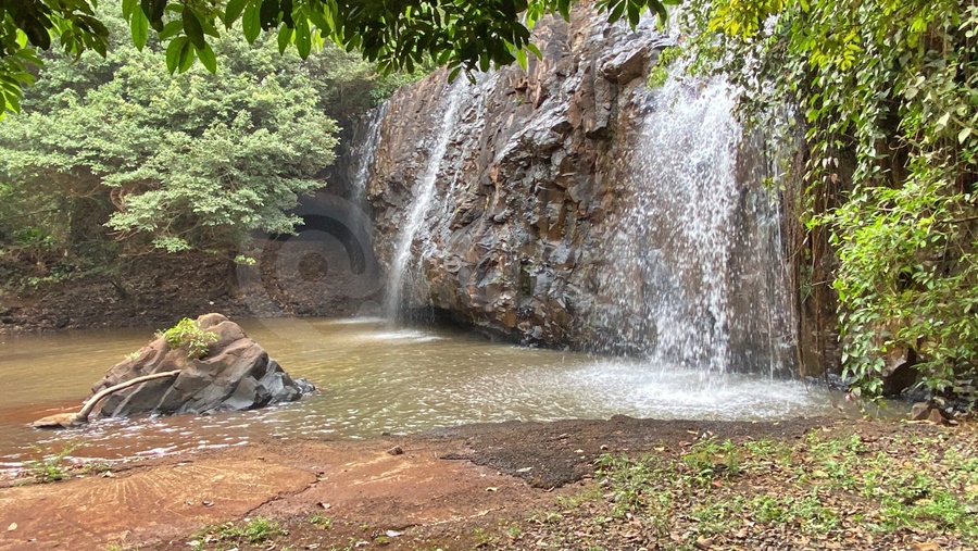 Imagem: cachoeira Sema aplica multa de R$10 mil a responsável por cachoeira tingida de azul