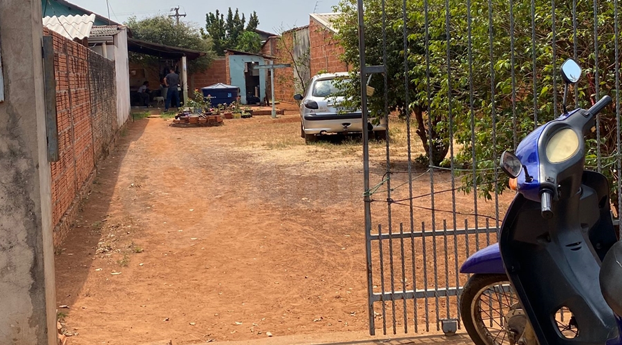 Imagem: local do crime Jovem é atingido por 6 disparos de arma de fogo enquanto almoçava na casa da avó