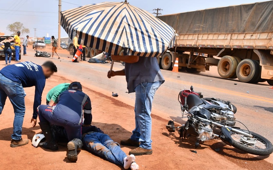 Imagem: motociclita socorrido Idoso de 72 anos tenta ultrapassagem, bate de frente com motociclista e acaba atropelado por carreta