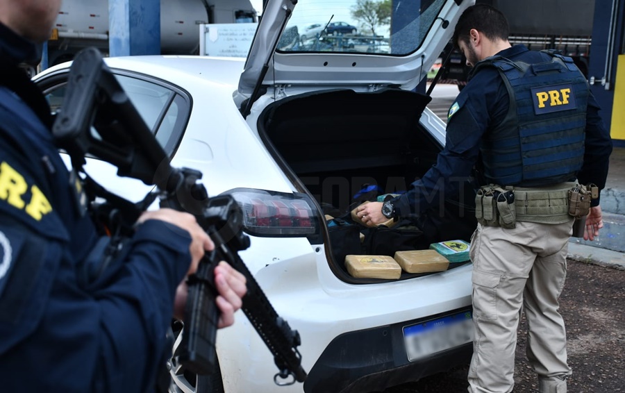 Imagem: prf Motorista é preso transportando malas 'recheadas' de pasta base de cocaína