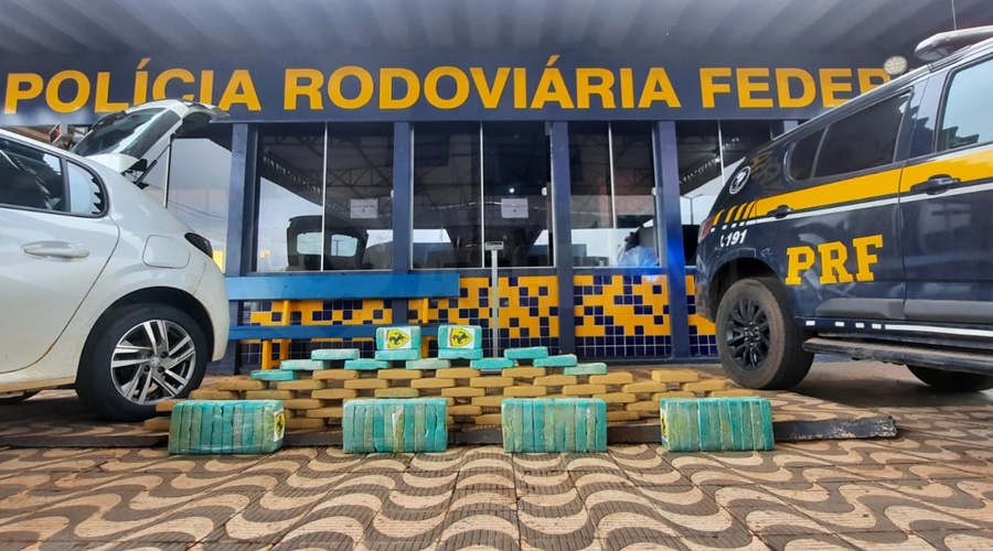 Imagem: prf2 Motorista é preso transportando malas 'recheadas' de pasta base de cocaína