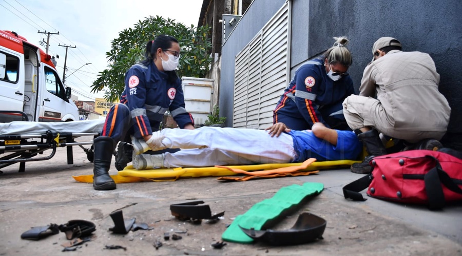 Imagem: vitima acidente segunda Motorista de aplicativo desvia para não acertar motociclista, carro capota e passageiro acaba ferido