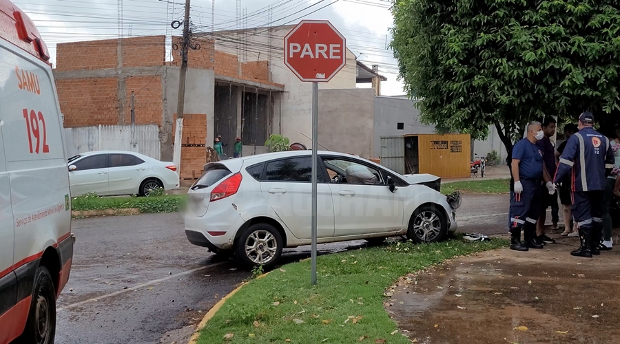 Imagem: 2 4 Criança tem trauma na cabeça após mãe perder o controle de carro e bater em árvore na Vila Aurora