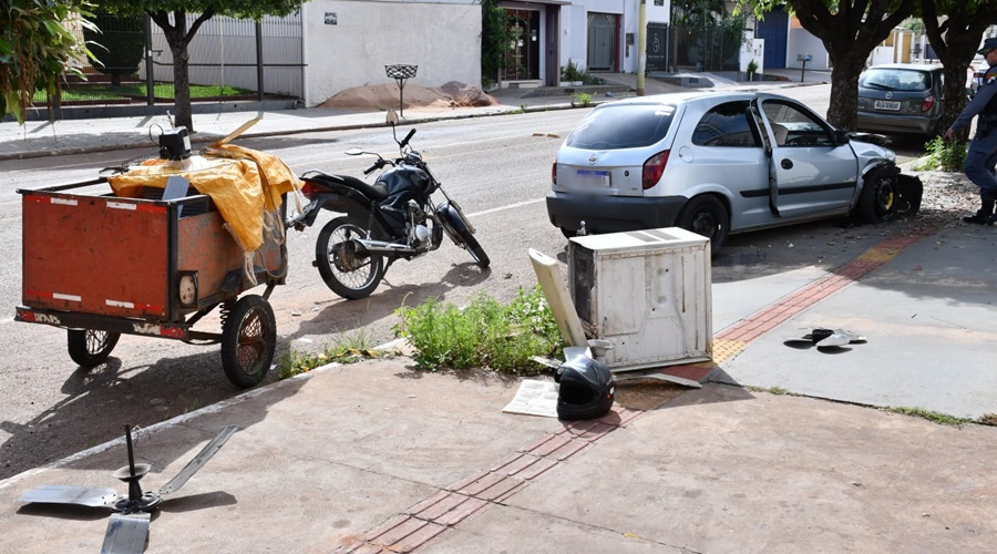 Imagem: 20722ed8 0cee 4901 b126 167f4f055b0e Motorista se distrai ao ver acidente, bate em carretinha de moto e em árvore