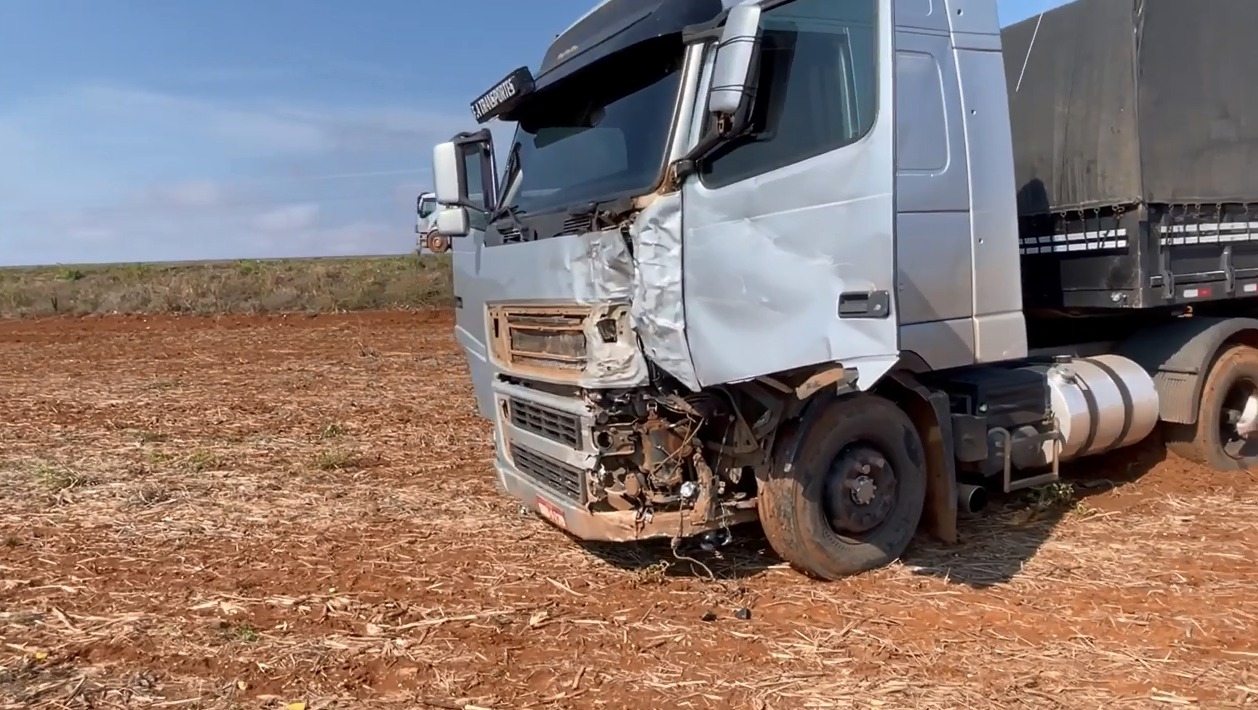 Imagem: 2402ccb9 6933 47f8 9542 eba949639e33 Três pessoas morrem após colisão entre Kombi e carreta na BR-364