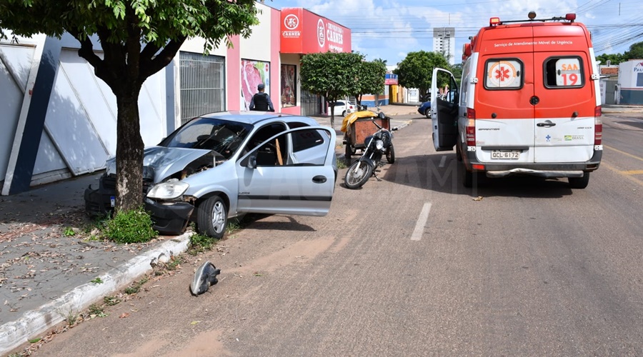 Imagem: 26bdd93e 4959 43f3 b4d9 b0e9ffb0adf5 Motorista se distrai ao ver acidente, bate em carretinha de moto e em árvore