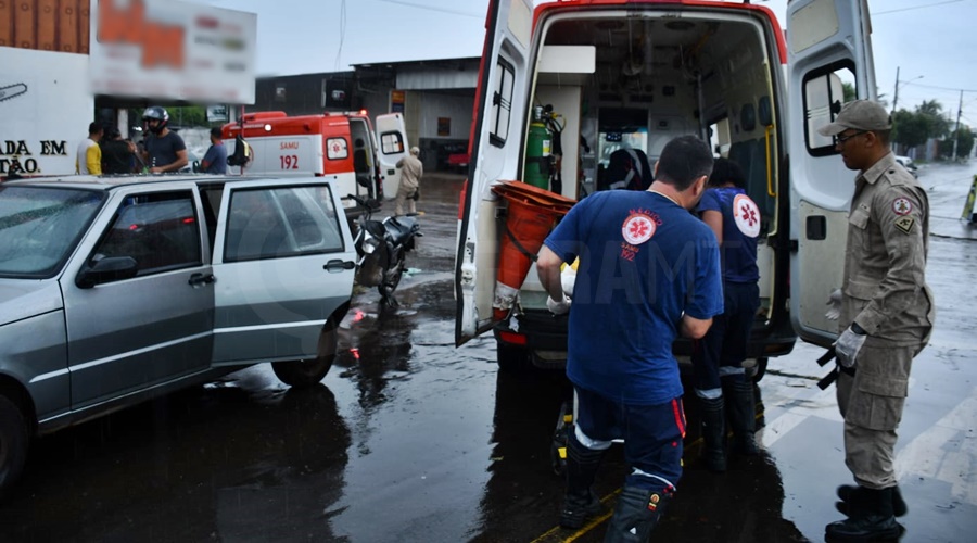 Imagem: 54e9bb2d 1627 409c 9686 3dbbc56cef3f Passageira fica presa em carro após motorista invadir preferencial e provocar batida com moto