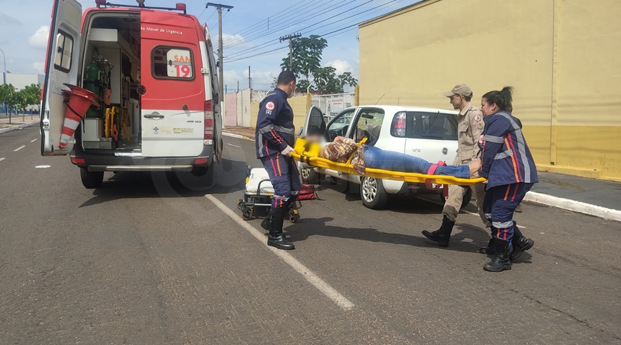 Imagem: 703e8508 34dd 4fb7 a0ec b9f85f4196ef Mulher fica ferida após batida entre carros em cruzamento