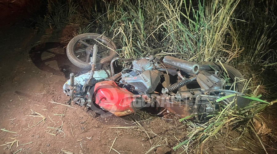 Imagem: A moto da vitima ficou destruida Motociclista fica gravemente ferido após realizar conversão indevida e causar acidente com carro