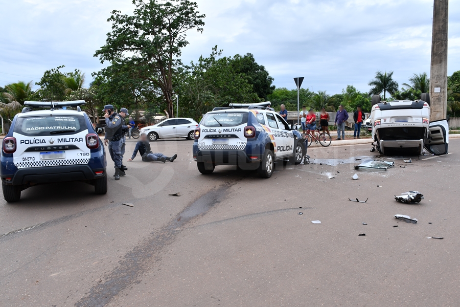 Imagem: Acidente deixa militar ferido Viatura da PM se envolve em acidente e policial fica ferido