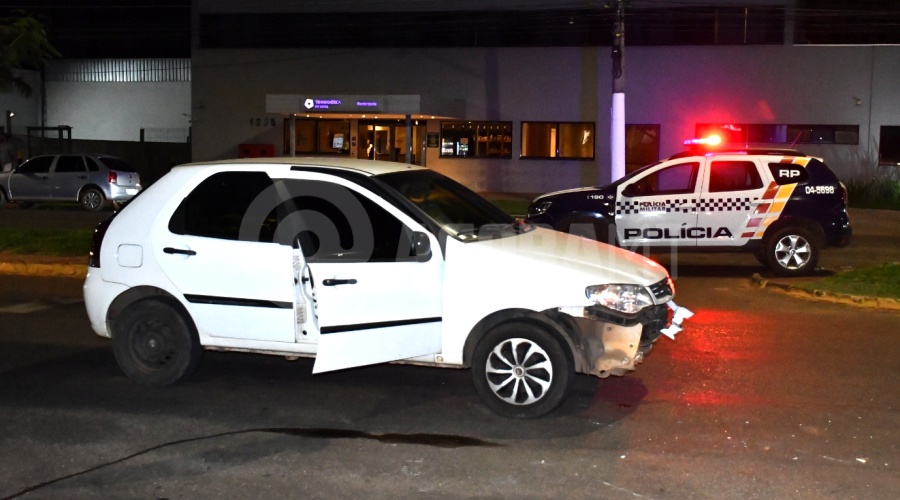 Imagem: Carro Palio envolvido no acidente Gestante é encaminhada para hospital após causar acidente; motociclista fica ferida