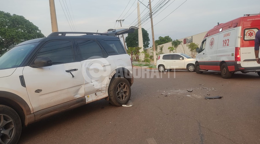 Imagem: Carro envolvido no acidente Motociclista fica ferido após condutor de carro invadir a preferencial