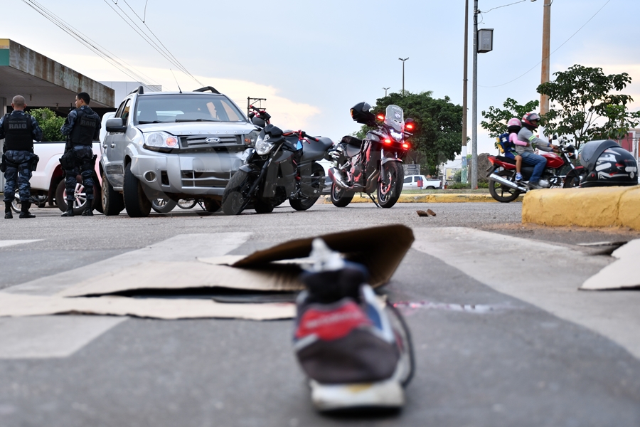 Imagem: Colisao entre moto e veiculo na Av presidente Medice Passageiro sofre fratura exposta em acidente na Vila Birigui; filho pilotava a moto