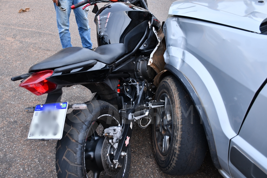 Imagem: Colisao entre moto e veiculo Passageiro sofre fratura exposta em acidente na Vila Birigui; filho pilotava a moto