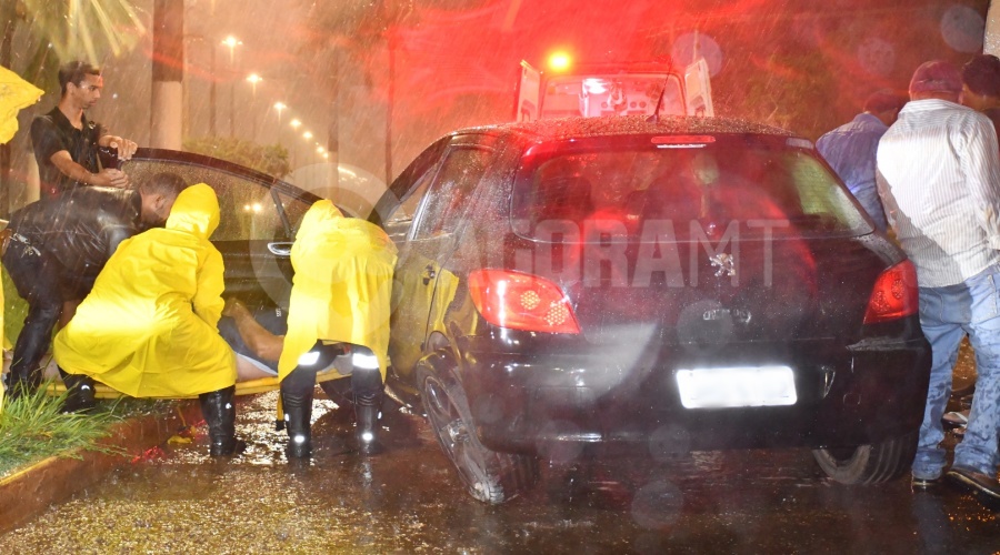 Imagem: Momento em que a equipe do Samu socorre a vitima Motorista é levado para Hospital Regional após se envolver em acidente em rotatória