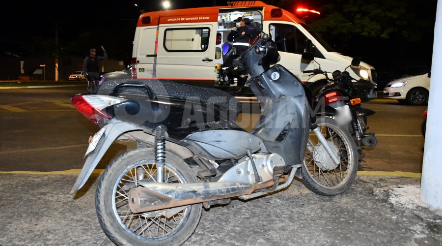 Imagem: Motocicleta Biz envolvida no acidente Gestante é encaminhada para hospital após causar acidente; motociclista fica ferida