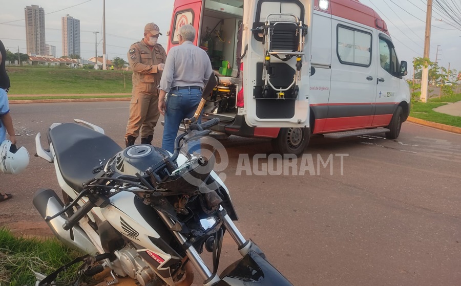 Imagem: Motocicleta envolvida em acidente Motociclista fica ferido após condutor de carro invadir a preferencial