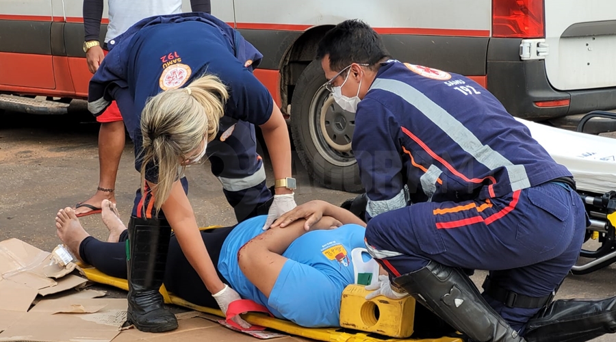 Imagem: Mulher e socorrida pelo Samu apos motorista invadir pista preferencial e provocar acidente1 Mulher é socorrida pelo Samu após motorista invadir pista preferencial e provocar acidente