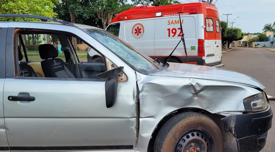 Imagem: Mulher e socorrida pelo Samu apos motorista invadir pista preferencial e provocar acidente22 Mulher é socorrida pelo Samu após motorista invadir pista preferencial e provocar acidente