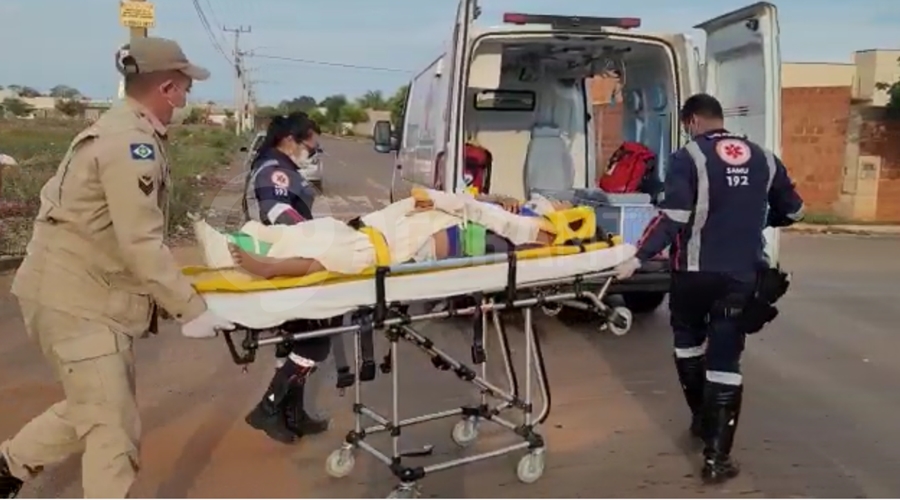 Imagem: Mulher sendo socorrida para o Hospital Regional Motociclista sofre fraturas após não respeitar sinalização e causar acidente