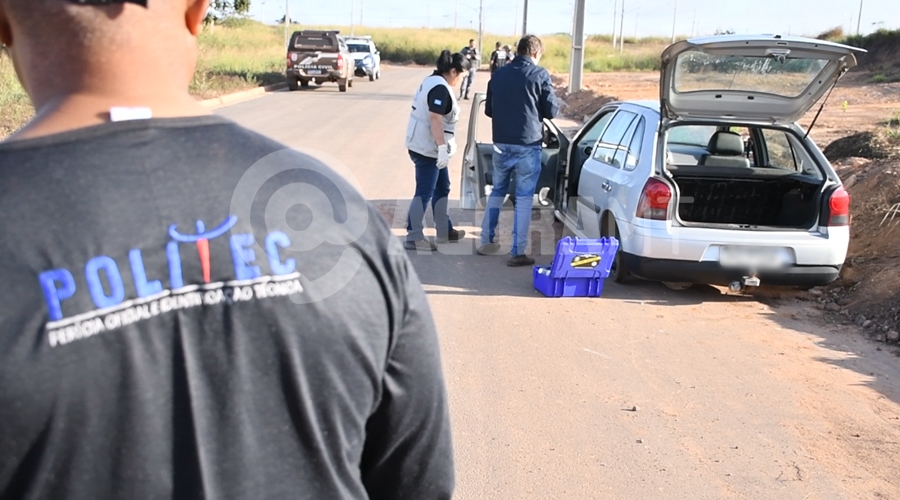 Imagem: Pericia trabalhando no local do crime Polícia Civil identifica autores do crime contra vítima morta após anunciar venda de veículo