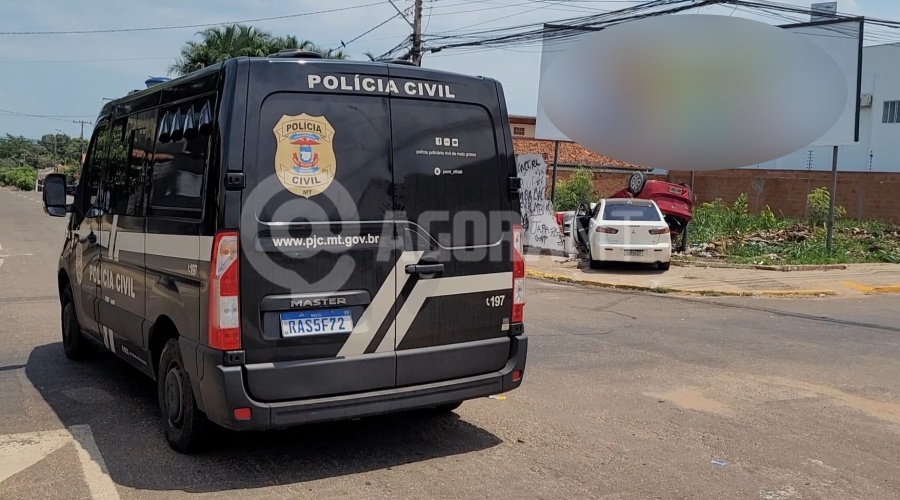 Imagem: Policia Civil no local do acidente Carro capota após batida no Centro e motorista fica preso às ferragens