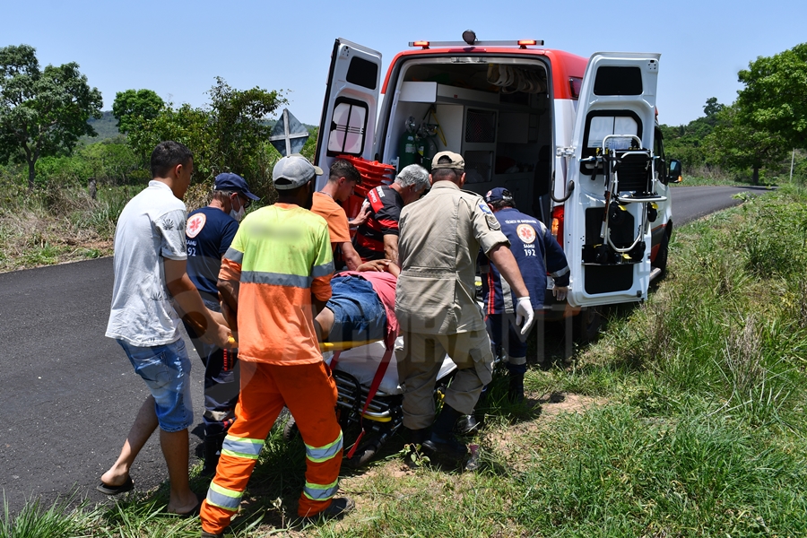 Imagem: Samu socorrendo vitima de acidente na Rodovia do Jovem de 23 anos fica ferido em acidente de moto na Rodovia do Peixe