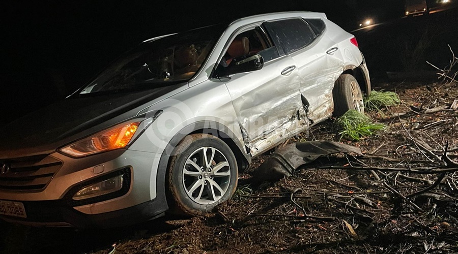 Imagem: Terceiro veiculo envolvido no acidente Acidente de alto impacto deixa casal ferido e carros destruídos na rodovia