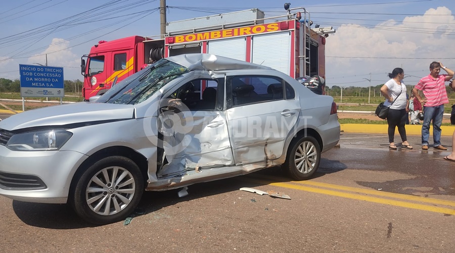 Imagem: Veiculo da vitima que ficou presa as ferragens Motorista de Voyage fica preso às ferragens após se envolver em acidente com caminhão