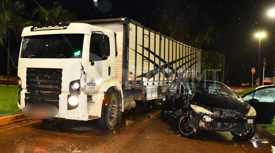 Imagem: Veiculos envolvidos no acidente 2 Motorista é levado para Hospital Regional após se envolver em acidente em rotatória