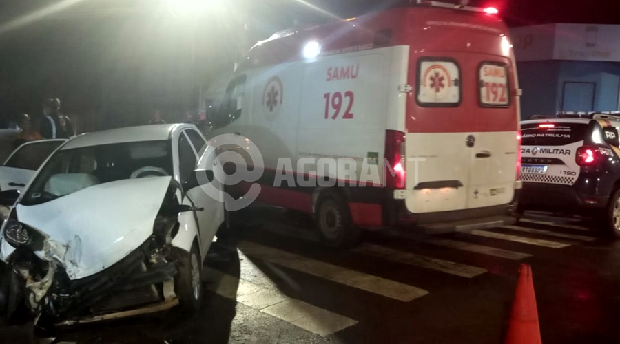 Imagem: Viaturas do Samu e PM no local do acidente Gestante é encaminhada para hospital após passar no sinal vermelho e causar acidente envolvendo três veículos