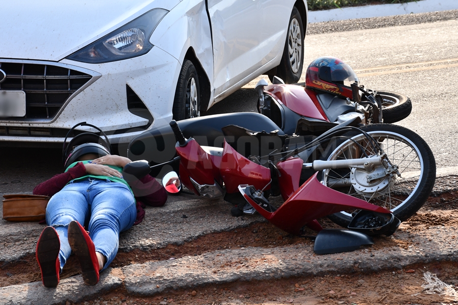 Imagem: Vitima de acidente no anel viario aguardando a chegada do samu Mulher fica ferida após batida entre moto e carro no Anel Viário