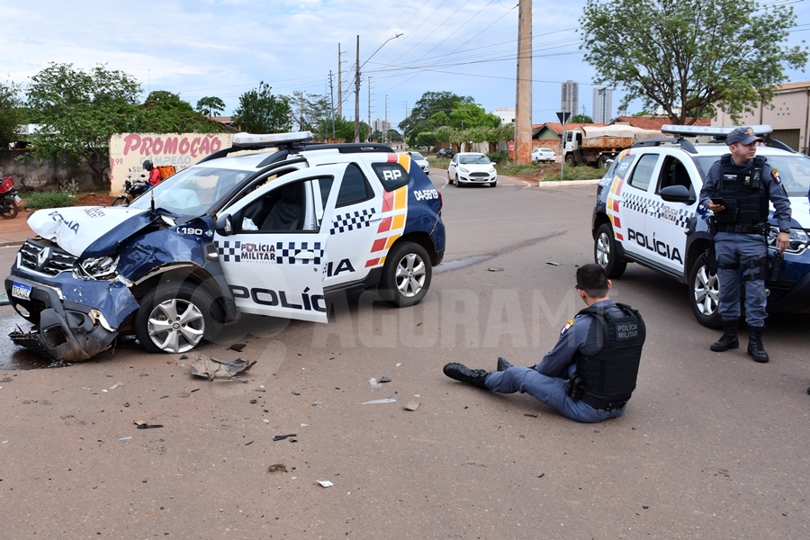 Imagem: Vitima pm aguardando a chegada do samu Viatura da PM se envolve em acidente e policial fica ferido