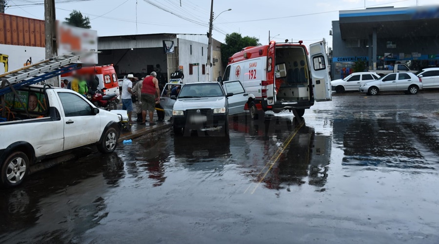 Imagem: a8bce8ec e932 417c b82d 1f702cb0dcab Passageira fica presa em carro após motorista invadir preferencial e provocar batida com moto