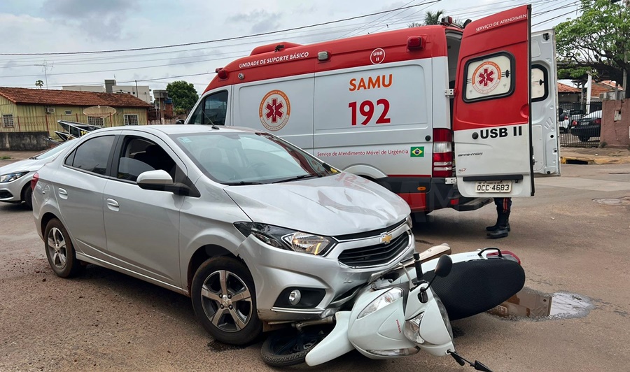 Imagem: acidente batida Motociclista é socorrida com suspeita de fratura nas duas pernas após acidente em rotatória