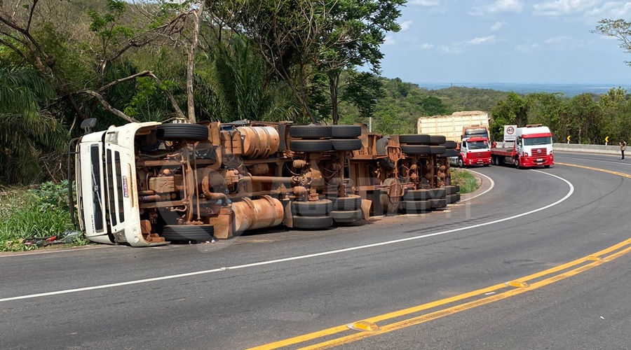 Imagem: acidente2 Pai e filho tombam carretas ao mesmo tempo na Serra Tapirapuã